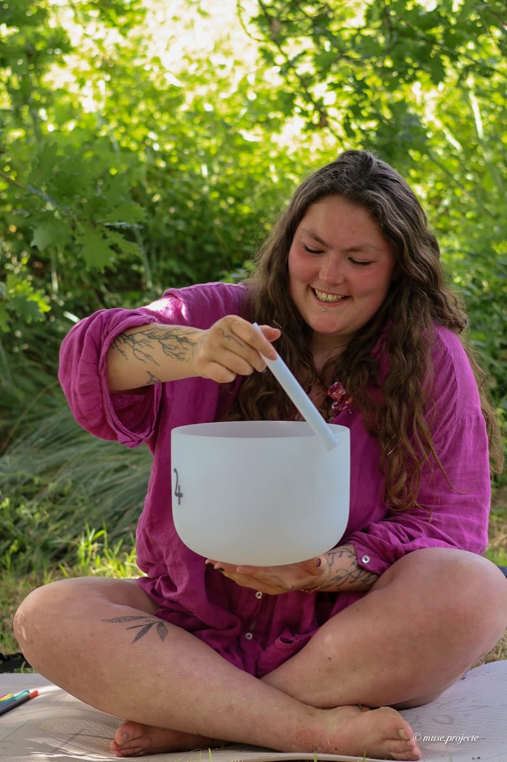 Lilie souriante, assise dans la nature avec un bol sonore
